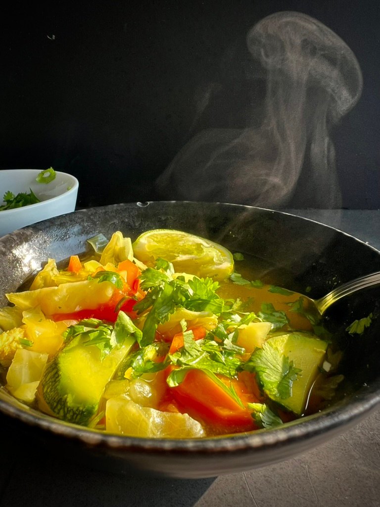 Sopa humeante de vegetales y cúrcuma, receta del Recetario de Sopas